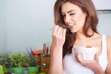 kadın bir salat kase yiyor