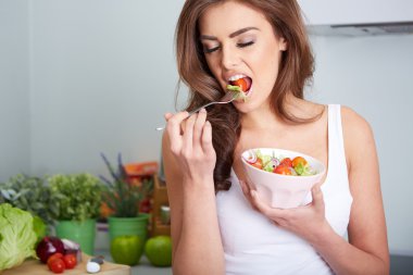 kadın bir salat kase yiyor