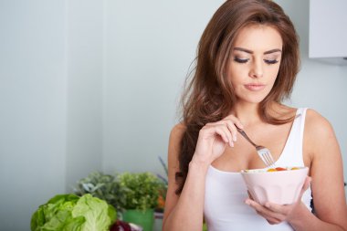 kadın bir salat kase yiyor