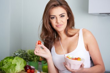 kadın bir salat kase yiyor