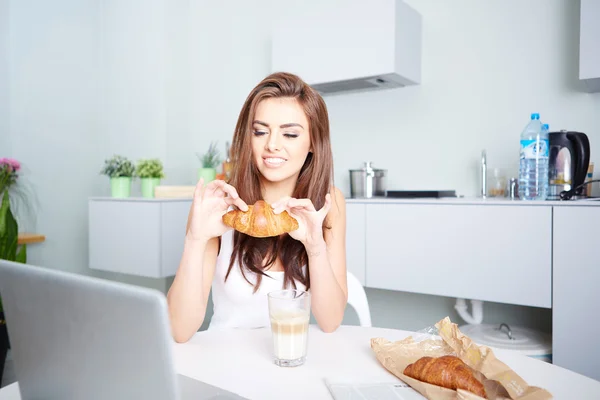 Leende ung kvinna med hjälp av laptop — Stockfoto