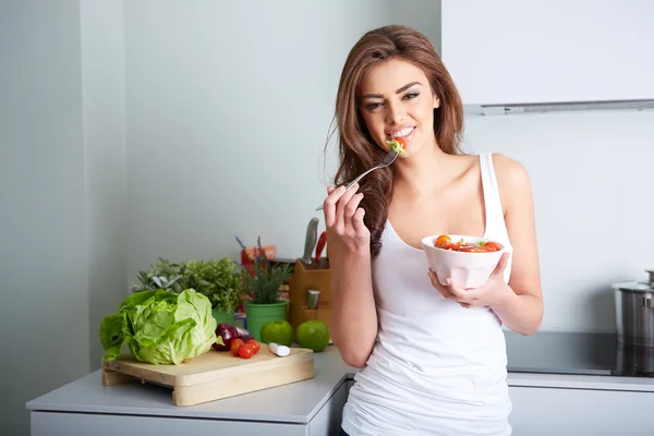 Mulher está comendo um salat na tigela — Fotografia de Stock