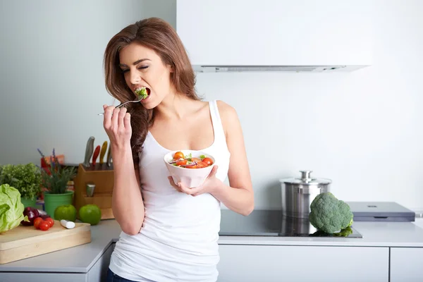 Femme mange une salat dans un bol — Photo