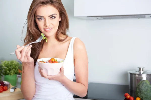 Mujer está comiendo una salat en un tazón —  Fotos de Stock