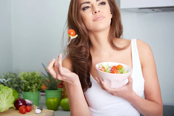 Mulher está comendo um salat na tigela — Fotografia de Stock