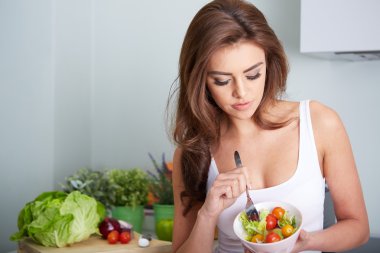 kadın bir salat kase yiyor