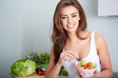 kadın bir salat kase yiyor