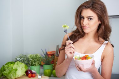 kadın bir salat kase yiyor