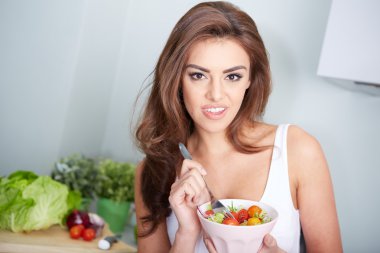 kadın bir salat kase yiyor