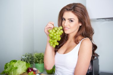 mutlu genç kadının beslenme üzüm