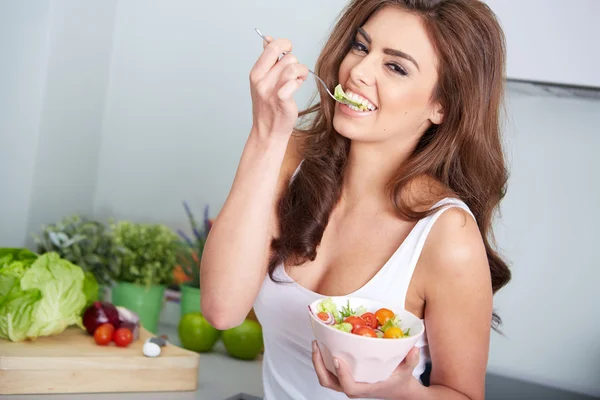 Mulher está comendo um salat na tigela — Fotografia de Stock