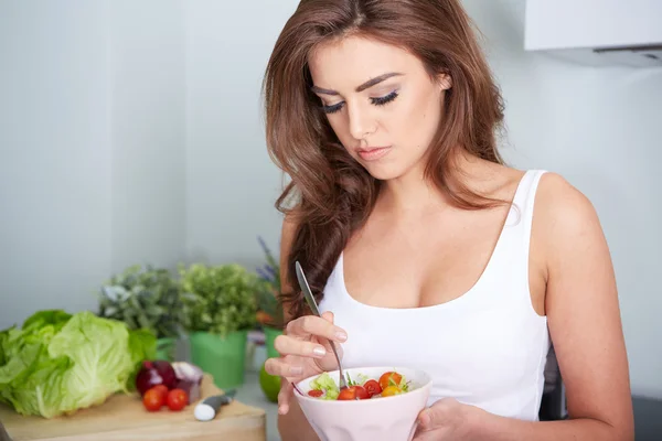 Vrouw is het eten van een salat in kom — Stockfoto