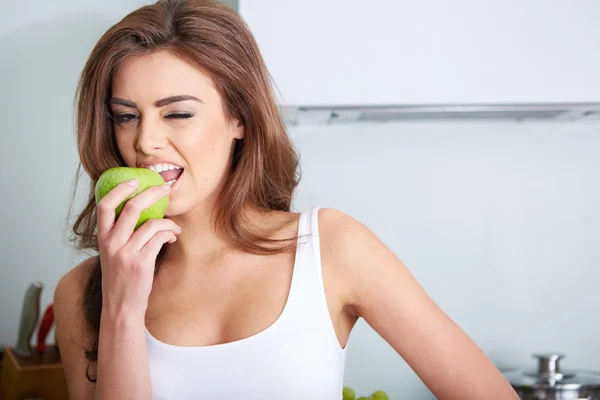 Zbliżenie portret pięknej młodej kobiety brunetka — Zdjęcie stockowe