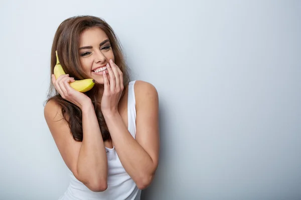 Frau macht sich mit einer Banane lustig — Stockfoto