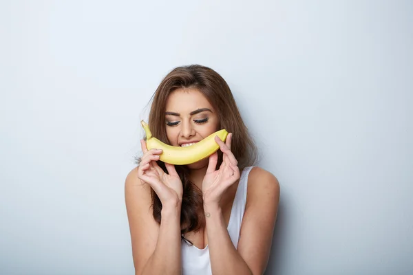 Žena, dělat si legraci s banánem — Stock fotografie