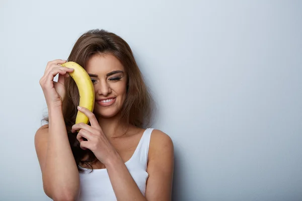 Женщина, высмеивающая банан — стоковое фото