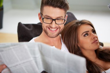 Tablet ve gazete okuma koca kadın ile