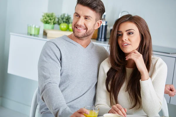 Couple heureux appréciant le petit déjeuner — Photo