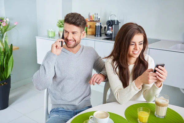 Smiling lovers in front of invoices — Stock Photo, Image