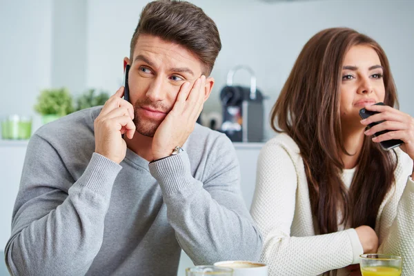 Smiling lovers in front of invoices — Stock Photo, Image