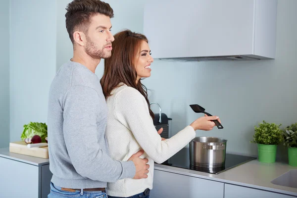 Romántica pareja joven preparando la cena . —  Fotos de Stock