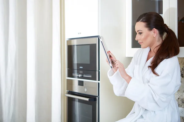 Lachende jonge vrouw met Tablet PC — Stockfoto