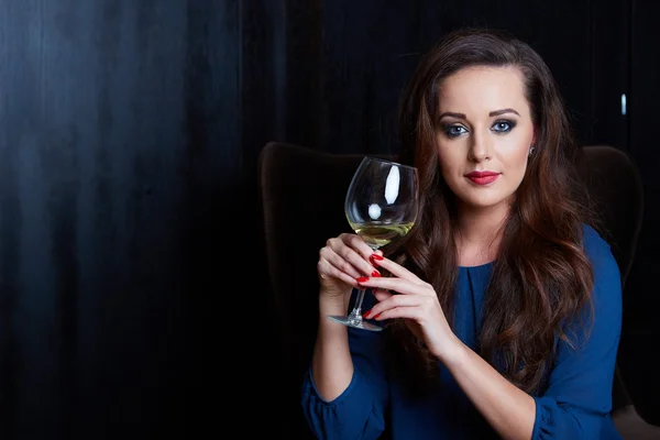 Mujer con una copa de vino —  Fotos de Stock