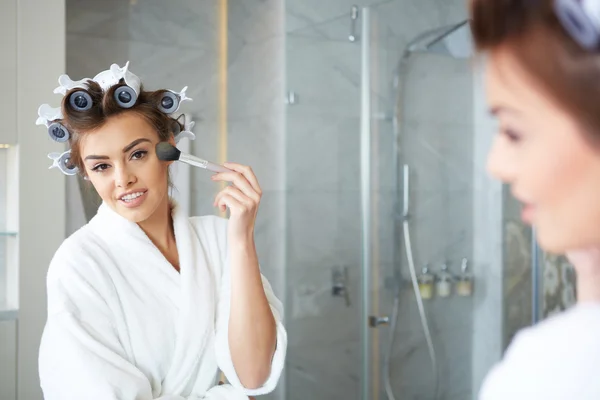 Mujer aplicando maquillaje —  Fotos de Stock