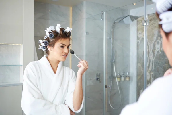 Mujer aplicando maquillaje —  Fotos de Stock