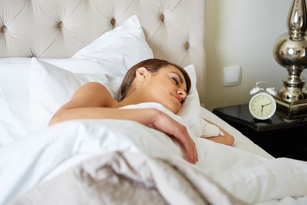 Beautiful girl sleeps in the bedroom — Stock Photo, Image