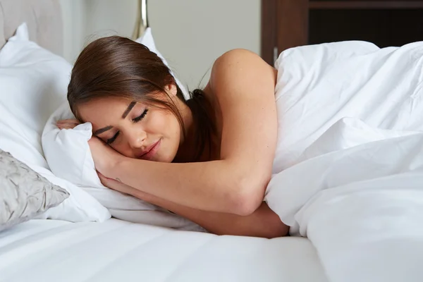 Красивая девушка спит в спальне — стоковое фото
