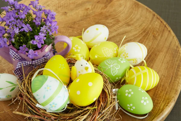 Uova di Pasqua su sfondo di legno — Foto Stock