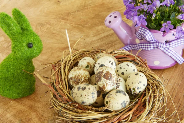 Ovos de páscoa em fundo de madeira — Fotografia de Stock