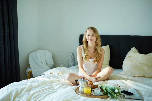 Jovem bela mulher tomando café da manhã — Fotografia de Stock