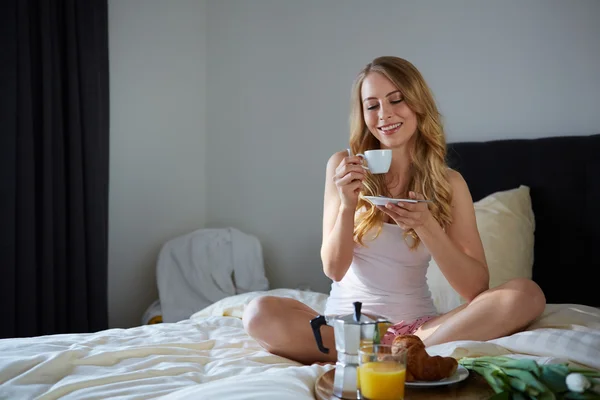 Jovem bela mulher tomando café da manhã — Fotografia de Stock