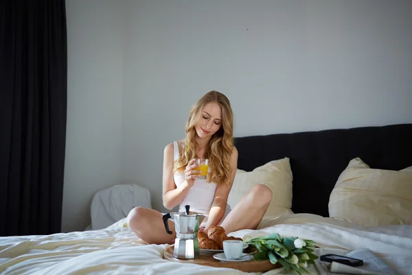 Unga vackra kvinnan äter frukost — Stockfoto