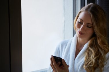 Genç İş Kadını Cep Telefonu Konuşuyor