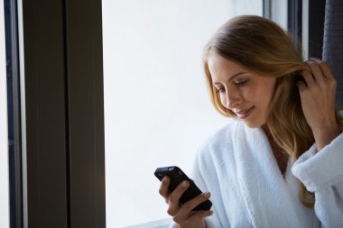 Genç İş Kadını Cep Telefonu Konuşuyor