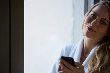 Genç İş Kadını Cep Telefonu Konuşuyor