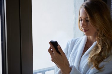 Genç İş Kadını Cep Telefonu Konuşuyor