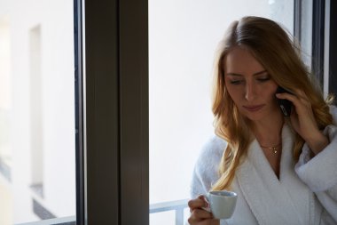 Evet ve kahve içme genç kadın