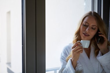 Evet ve kahve içme genç kadın