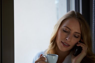 Evet ve kahve içme genç kadın