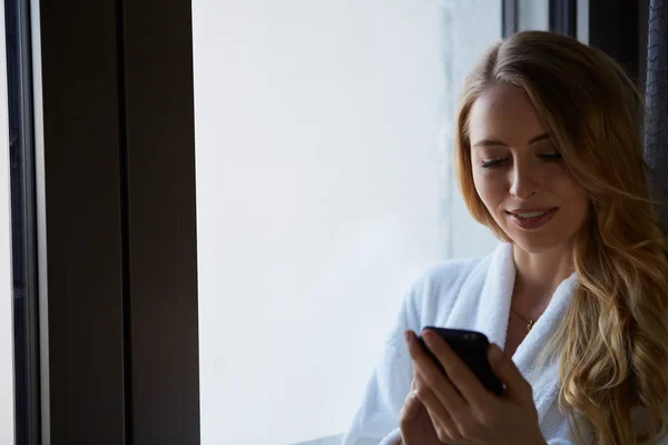 Mladá podnikatelka mluví na mobilním telefonu — Stock fotografie