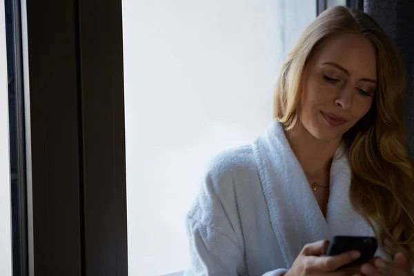 Jonge zakenvrouw in gesprek op mobiele telefoon — Stockfoto