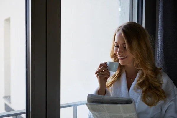 Giovane donna che parla al telefono e beve caffè — Foto Stock