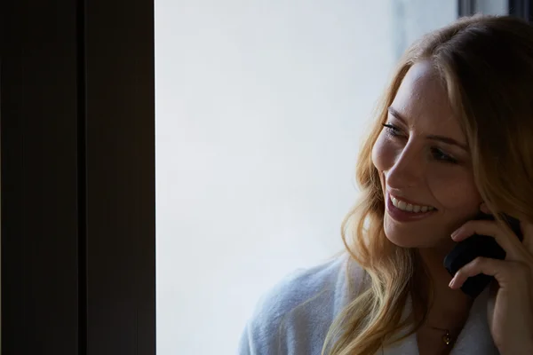 Jonge zakenvrouw in gesprek op mobiele telefoon — Stockfoto