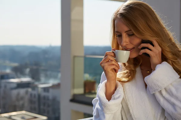 Bere caffè a casa . — Foto Stock