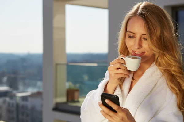 Boire du café à la maison . — Photo