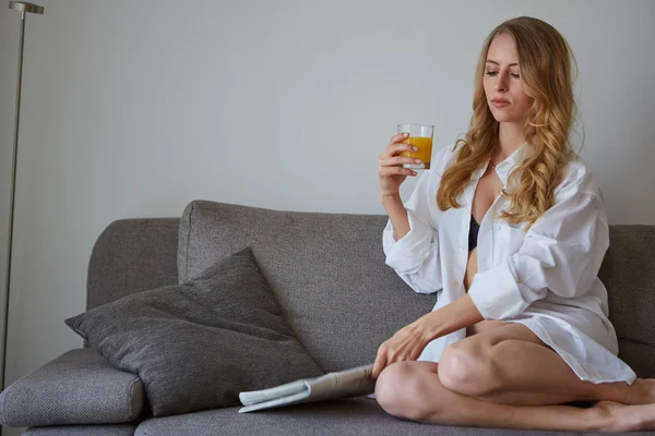 Mujer sonriente con taza de café revista de lectura —  Fotos de Stock